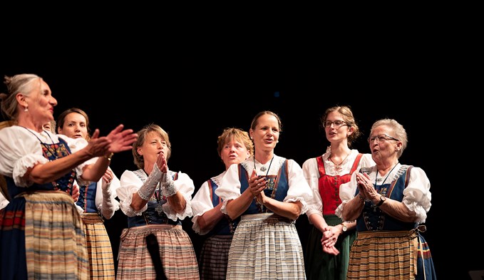 Der Chor unter der Leitung von Priska Wyss (ganz links).  (Foto Thomas Stillhart)