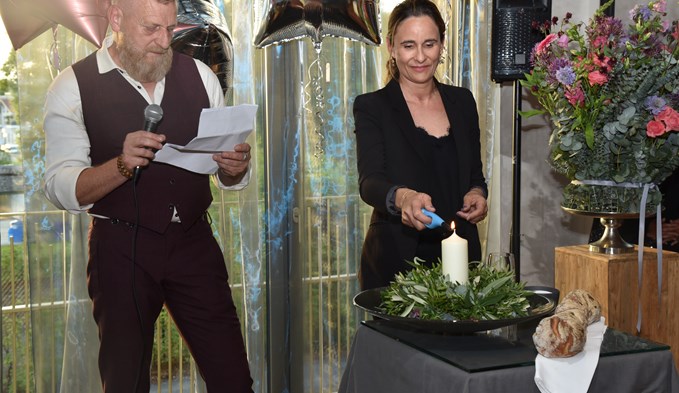 Während des Segensgebets von Gemeindeleiter Franz Zemp entzündete die Hotelière Erica Fuchs eine Kerze. (Foto Daniel Zumbühl)