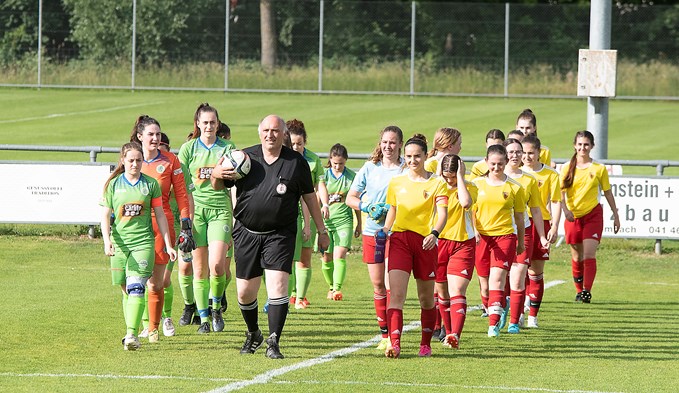 Einmarsch von Robi Rohrer mit dem FC Sempach und AS Gambarogno auf dem Stadion Seeland.  (Foto Thomas Stillhart)