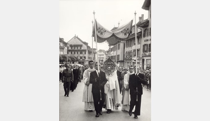 Unter dem «Himmel» wurde 1965 die Hostie an Fronleichnam durch die Stadt getragen. (Foto Stadtarchiv Sursee)
