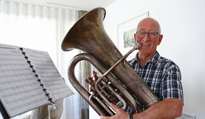 Rudolf Ledermann aus Sursee mit seiner Tuba. (Foto Ana Birchler-Cruz)