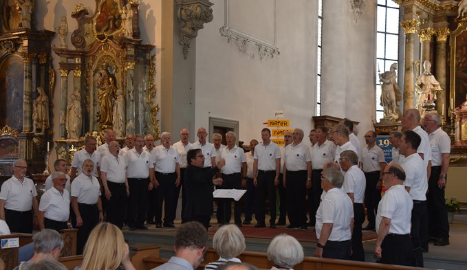 Der jubilierende Männerchor Sursee eröffnete das Konzert in der Pfarrkirche Sursee – bereits im neuen Sommer-Tenue. (Foto Daniel Zumbühl)