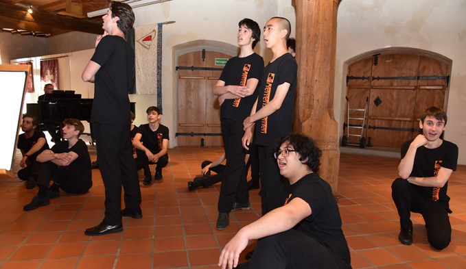 Für ihren Auftritt in der Tuchlaube des Rathauses erhielten die Herrenstimmen des Boys Choir Lucerne eine Standing Ovation. (Foto Daniel Zumbühl)