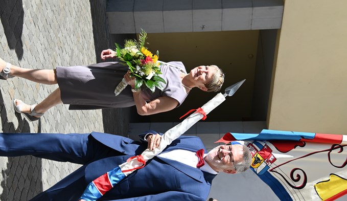 Das Fahnenpatenpaar Uschi Winiker und Christoph Heim mit der noch zusammengerollten neuen Fahne. (Foto Werner Mathis)