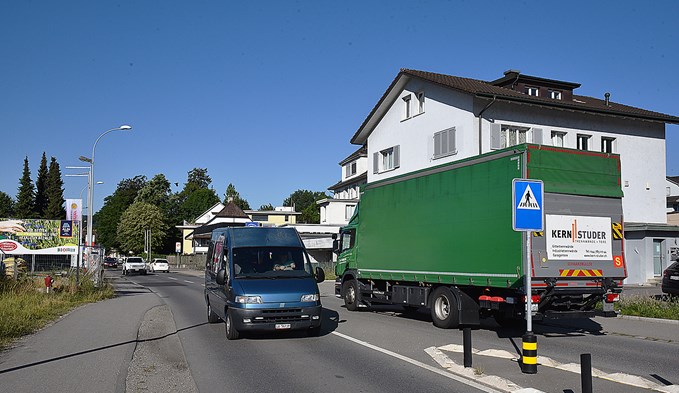 Auf der Münsterstrasse gilt zwischen dem «Gans»-Kreisel Münstervorstadt (im Rücken des Fotografen) und dem Abzweiger Badstrasse ab kommendem Herbst Tempo 30. (Foto Daniel Zumbühl)