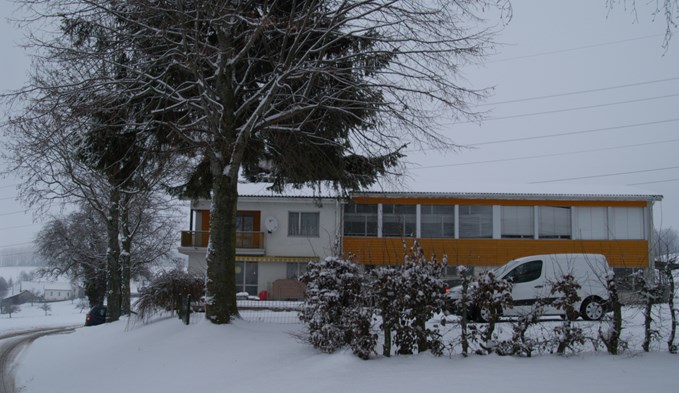 Das ehemalige Schulhaus Krumbach diente von 1970 bis 2204 als Unterrichtsort. (Foto zvg)