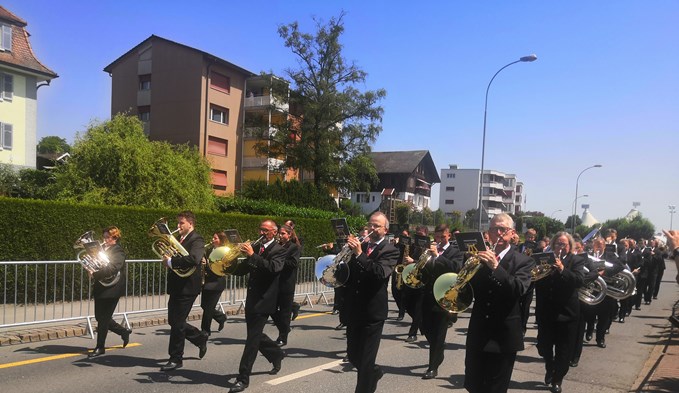Das Blasorchester Feldmusik Neuenkirch bei der Parademusik. (Foto Céline Estermann-Erni)