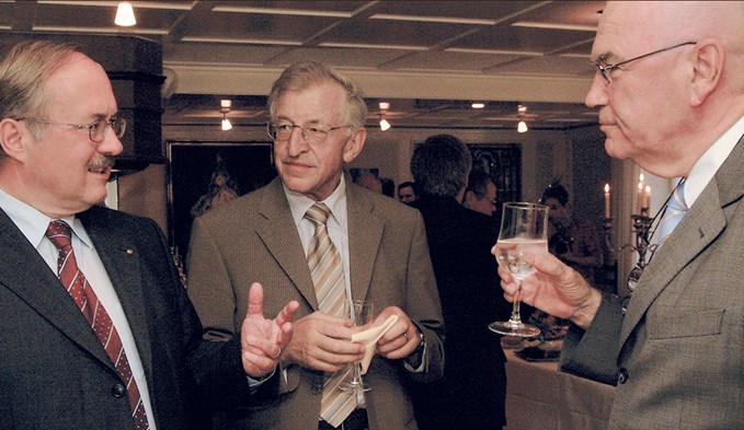 Bundespräsident Samuel Schmid besprach mit Ständerat Franz Wicki und Nationalrat Otto Ineichen (von links) die neuesten politischen News in Sursee. (Foto Christian Bertschi/Archiv)