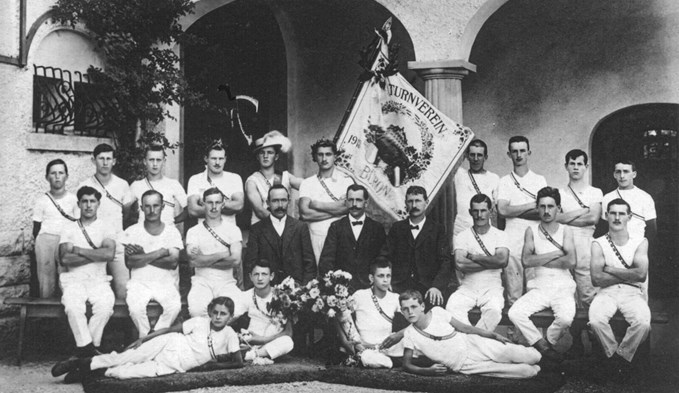 Dieses Foto zeigt den Turnverein Büron 1917, wahrscheinlich anlässlich der ersten Fahnenweihe.  (Foto zVg)