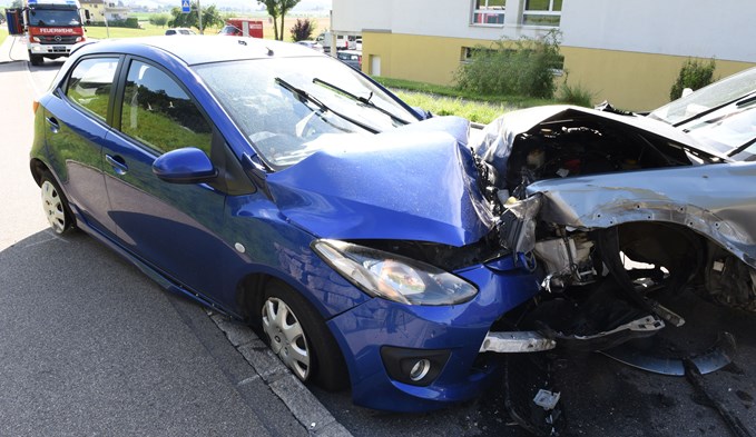 Zwei der drei am Unfall beteiligten Fahrzeuge des Unfalls am Montagabend in Kottwil. (Foto Luzerner Polizei)