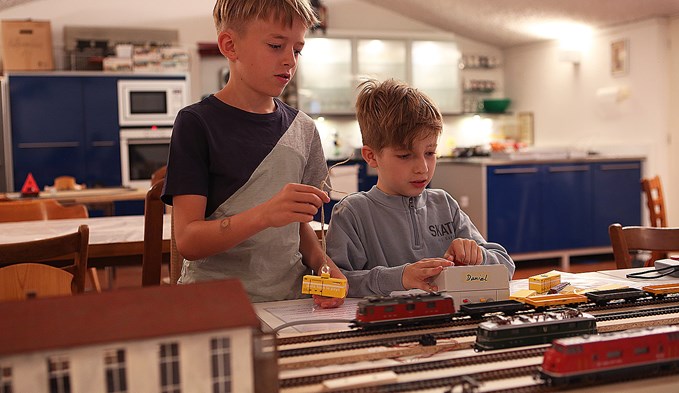 Beim Modelleisenbahnklub Schenkon durften die Kinder in die Welt der kleinen Bahnen eintauchen. (Foto Ana Birchler-Cruz)