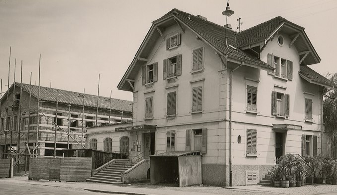 Dieses Bild aus dem Jahr 1956 zeigt zwei längst verschwundene Generationen von Postgebäuden in Sursee. (Foto Stadtarchiv Sursee, Sammlung Korporation Sursee)