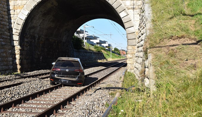 Am Sonntagabend landete ein Auto bei Egolzwil auf der Bahnlinie. (Foto Luzerner Polizei)