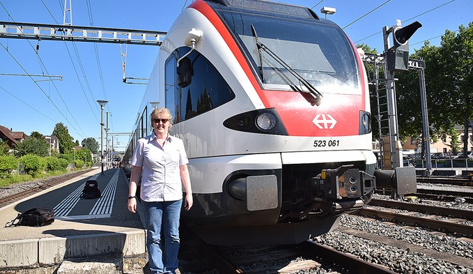 Lokführerin Irene Lemmenmeier hat unmittelbar vor der Rückfahrt nach Luzern kurz Zeit für einen Fototermin neben dem «Flirt» am Bahnhof Sursee. (Foto Daniel Zumbühl)