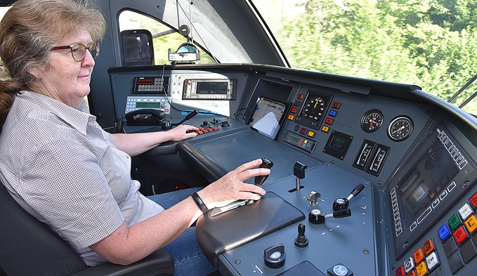 Während der Fahrt wirft Lokführerin Irene Lemmenmeier ein wachsames Auge auf die Strecke, die Signale und die Anzeigen im Führerstand. Höchste Konzentration ist dabei gefordert. (Foto Daniel Zumbühl)
