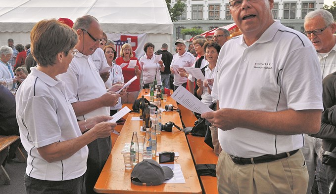 An der Bundesfeier 2011 auf dem Martigny-Platz sangen auch die Gäste aus der Partnerstadt Highland (USA) inbrünstig den Schweizerpsalm. (Foto Daniel Zumbühl/Archiv)
