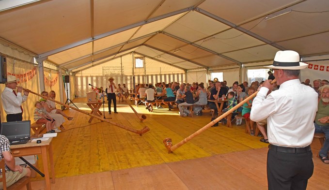 Das Alphorn-Trio Langholz aus Willisau eröffnete die Trienger Bundesfeier im Zelt der Theatergesellschaft. (Foto Daniel Zumbühl)