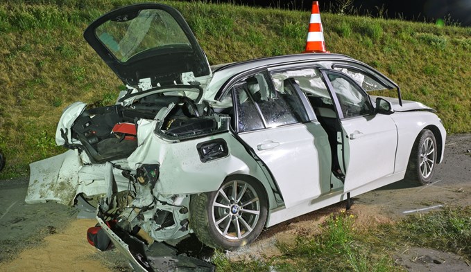 Das Auto mit Totalschaden, welches vom Unfallverursacher gerammt wurde. (Foto Luzerner Polizei)