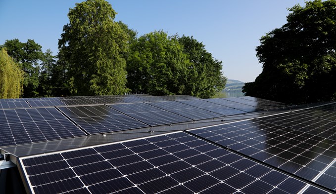 Photovoltaikanlage auf dem Dach des Badirestaurants in Nottwil: Die Genossenschaft e-Nottwil fördert den Ausbau der Solarenergie in der Gemeinde. (Foto zvg)