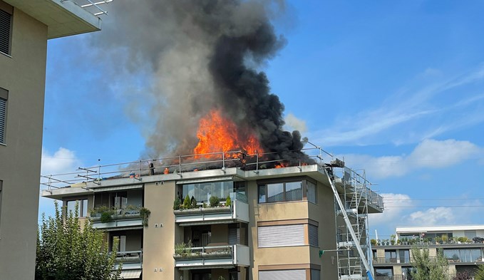In Rothenburg war nach der Explosion einer Gasflasche der Dachstock eines Mehrfamilienhauses in Flammen aufgegangen.  (Foto Luzerner Polizei)