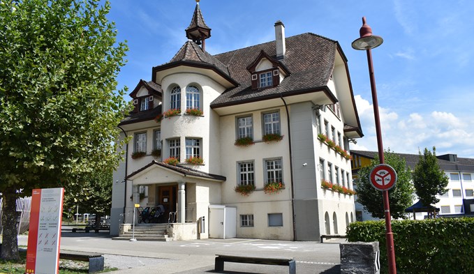 Das alte Schulhaus in Geuensee könnte künftig zur Gemeindeverwaltung werden. (Foto Livia Kurmann)
