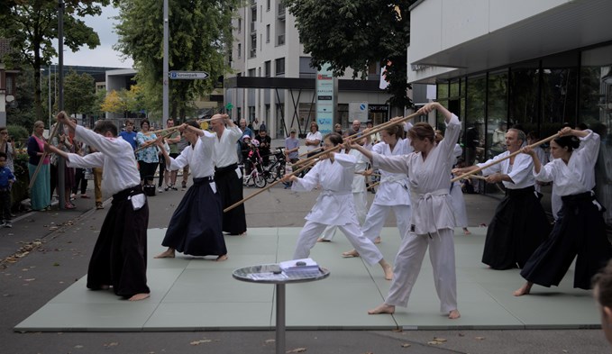 Der Verein Aikido Sursee beim Auftritt an der Bahnhofstrasse. (Foto ZVG)