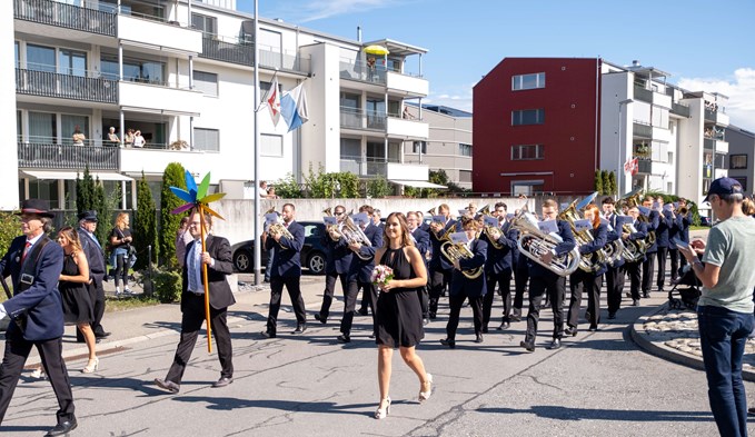 Die Brass Band Harmonie Neuenkirch läuft mit ihrem Marsch auf das Festgelände. (Foto ZVG)