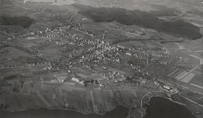 1948 zeigte sich das Gebiet zwischen dem Sempachersee und der Surseer Altstadt noch weitgehend unverbaut. (Foto Stadtarchiv Sursee, Slg. Korporation Sursee)