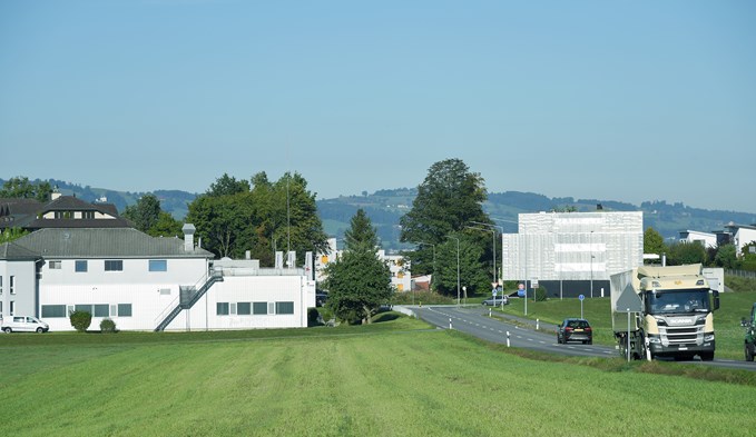 Die Mobilfunkantenne im Ebersmoos käme vor den Toren der Stadt Sempach zu stehen – der Stadtrat sieht das Orts- und Landschaftsbild beeinträchtigt. (Foto Geri Wyss)