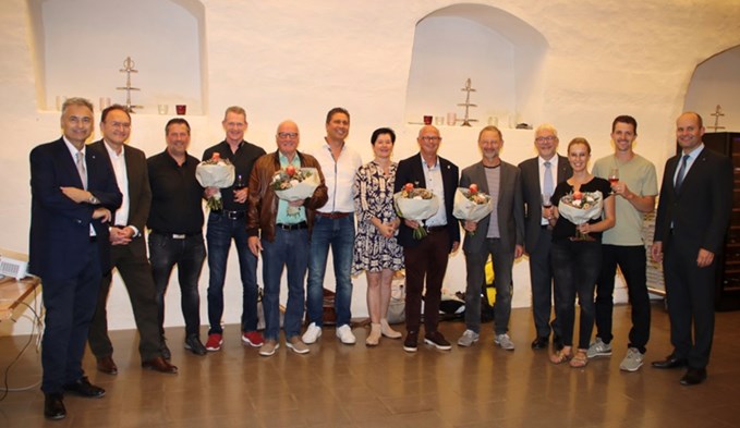 Die Siegerinnen und Sieger aller Kategorien mit Regierungspräsident Guido Graf (ganz links) und Regierungsrat Fabian Peter (ganz rechts). (Foto zVg)
