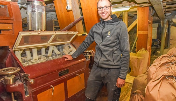Mit den verschiedenen Walzen wird die Schale vom Mehlkörper aufgebrochen und die einzelnen Bestandteile gemahlen, erklärte Jonas Imfeld auf der Tour durch die alte Mühle in Geuensee. (Foto Livia Kurmann)