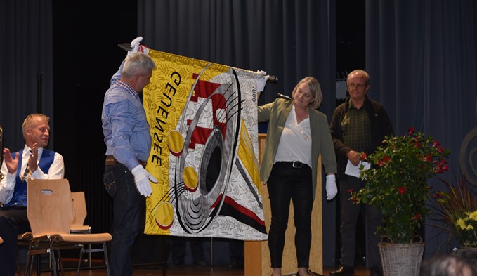 Die Fahnengotten Sandra Schmidlin und Pirmin Eiholzer entrollten die neue Fahne.  (Foto Livia Kurmann)