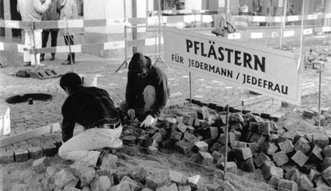 Mit «Pflästern für jedermann/jedefrau» zelebrierte man den nahenden Abschluss der ersten Etappe der Altstadtsanierung. (Foto Daniel Zumbühl/Archiv)
