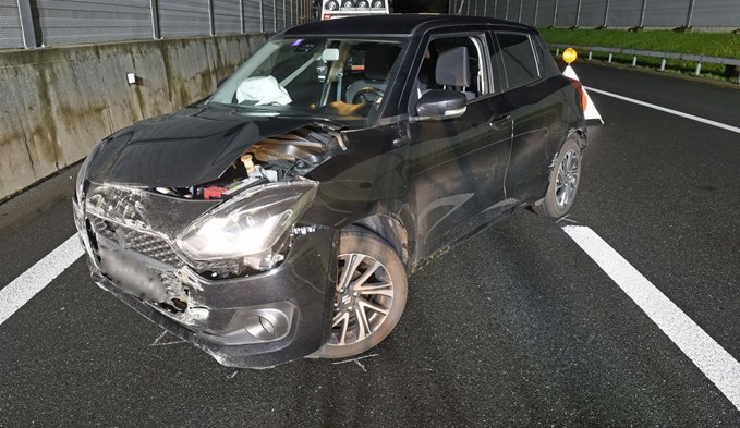 Das stark beschädigte Auto der Lenkerin, die am Donnerstag auf der A2 bei Emmenbrücke ins Schleudern geraten und gegen eine Betonbrüstung gefahren war. (Foto Luzerner Polizei)