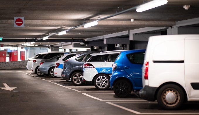 Gemäss neuem Parkplatzreglement sollen Abstellflächen für Motorfahrzeuge wenn möglich ins Gebäude integriert werden, zum Beispiel in eine Tiefgarage. (Foto Unsplash, Michael Fousert)