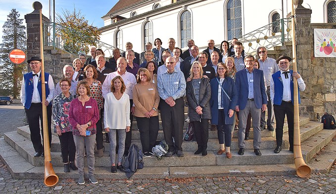 Eingerahmt vom Alphornduo Mariazell versammelten sich die Gäste aus Highland zusammen mit den aktuellen und ehemaligen Stadtratsmitgliedern auf der Kirchentreppe zum Erinnerungsfoto. (Foto Daniel Zumbühl)