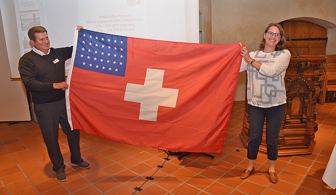 Highlands Bürgermeister Kevin Hemann überreichte Stadtpräsidentin Sabine Beck unter anderem eine Replika der Flagge der Swiss Rifles, die im amerikanischen Bürgerkrieg gekämpft hatten. (Foto Daniel Zumbühl)