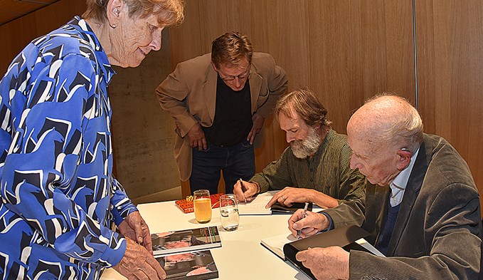 Die Autoren Walter Bühlmann (rechts) und Werner Mathis signieren das Buch «Das Wandern ist des Bühlmanns Lust». (Foto Daniel Zumbühl)