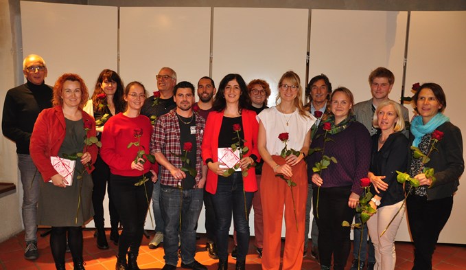 Die 14 anwesenden Kantonsratskandidierenden mit Ylfete Fanaj (Mitte) und Nadja Stadelmann Limacher (2.v.l.). (Foto Flavia Rivola)