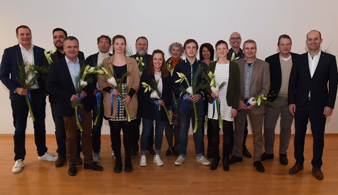 Die 14 anwesenden Kandidierenden für die FDP.Die Liberalen mit Regierungsrat Fabian Peter (rechts). (Foto Flavia Rivola)