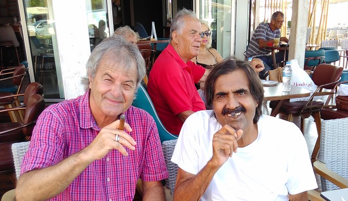 Der ehemalige Sekundarlehrer Urs Müller und der angebliche ehemalige Emir von Katar rauchen zusammen eine Zigarre. (Foto zVg)