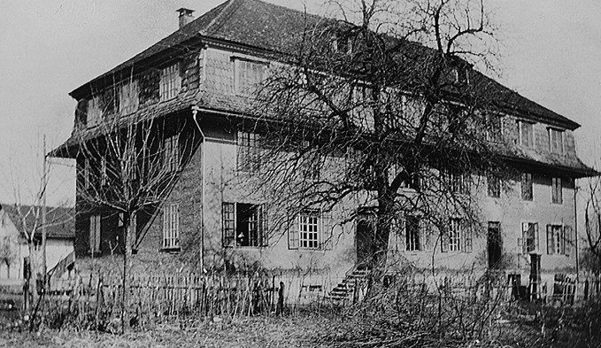 Das alte Schulhaus an der Bahnhofstrasse beherbergte im 19. Jahrhundert auch die Schulzimmer der Surseer Sekundarschule. (Foto Stadtarchiv Sursee, Slg. Korporation Sursee)