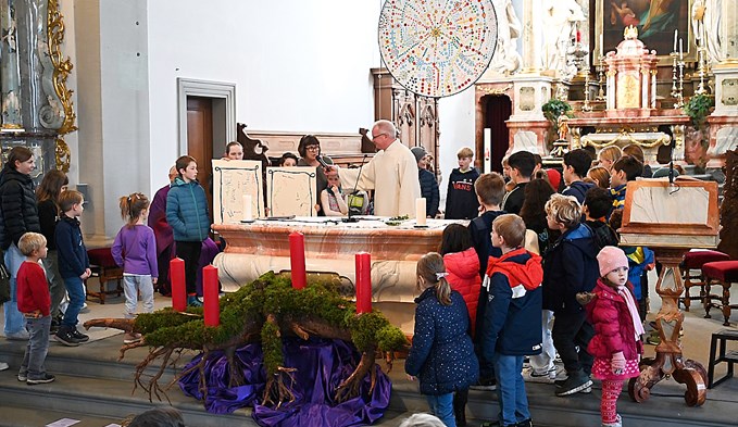 Pastoralraumleiter Claudio Tomassini beim Familiengottesdienst zum ersten Advent in der Pfarrkirche Sursee. (Foto Werner Mathis)