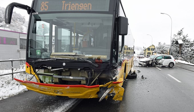 In Triengen wurde bei einem Unfall ein Postauto beschädigt. (Foto ZVG)