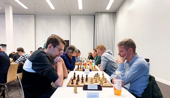 Roger Moor (rechts, Turniersieger) und Fabian Frey (links, Zweiter) duellieren sich in der 5. Runde am 1. Brett. (Foto zVg)