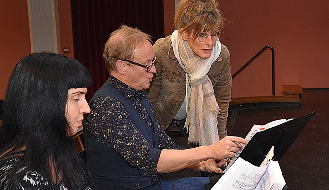 Die Regisseurin Ursula Lysser bespricht mit dem Chorleiter Peter Meyer eine Passage in der Partitur. Links zu sehen ist die Korrepetitorin Marina Vasilyeva. (Foto Daniel Zumbühl)