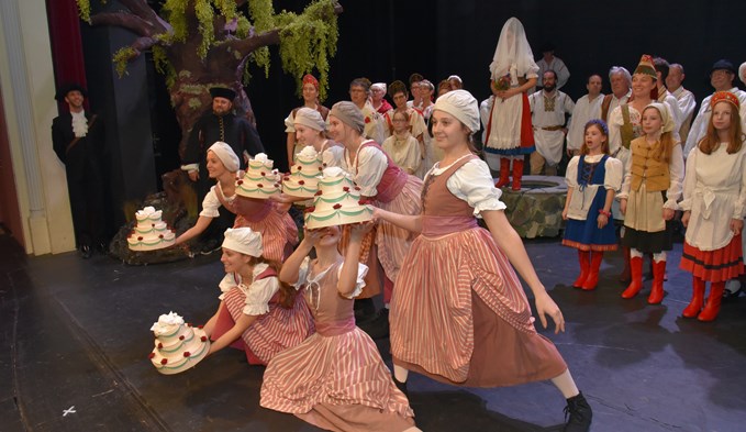 Auch das Ballett hat prominente Auftritte – so etwa beim Lied «Hochzeitskuchen zu versuchen». (Foto Daniel Zumbühl)