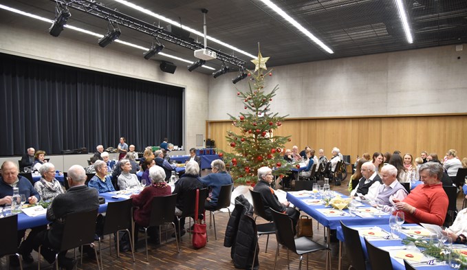 Rund 80 Frauen, Männer und Kinder feierten an Heiligabend gemeinsam Weihnachten. (Foto Daniel Zumbühl)