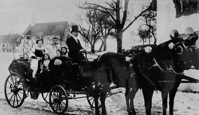 1905 amtierte Pedro Monner als Heinivater. Das Bild zeigt ihn mit seiner Familie in einer Kutsche beim Mariazell. Damals hatte es noch Schnee … (Foto Stadtarchiv Sursee, Slg. Korporation Sursee)