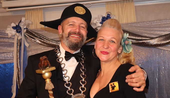 Das neue Zunftmeisterpaar Nik Wapf und Karin Lanz. (Foto Peter Weingartner)